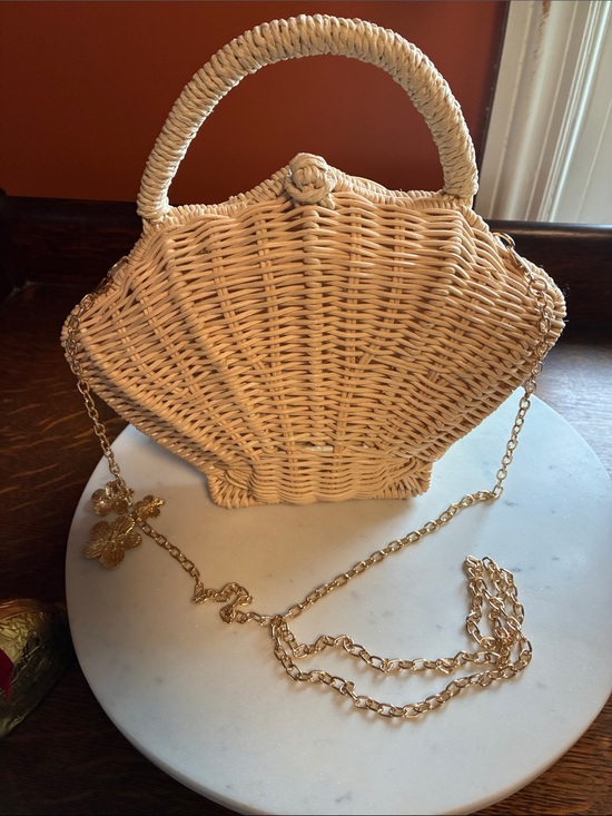 True Decadence Handbags - Shell-Shaped Woven Handbag in Cream with Gold Chain